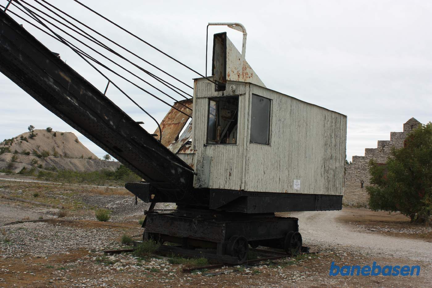 På havnen, hvorfra kalken blev udskibet, står den gamle kørekran stadig