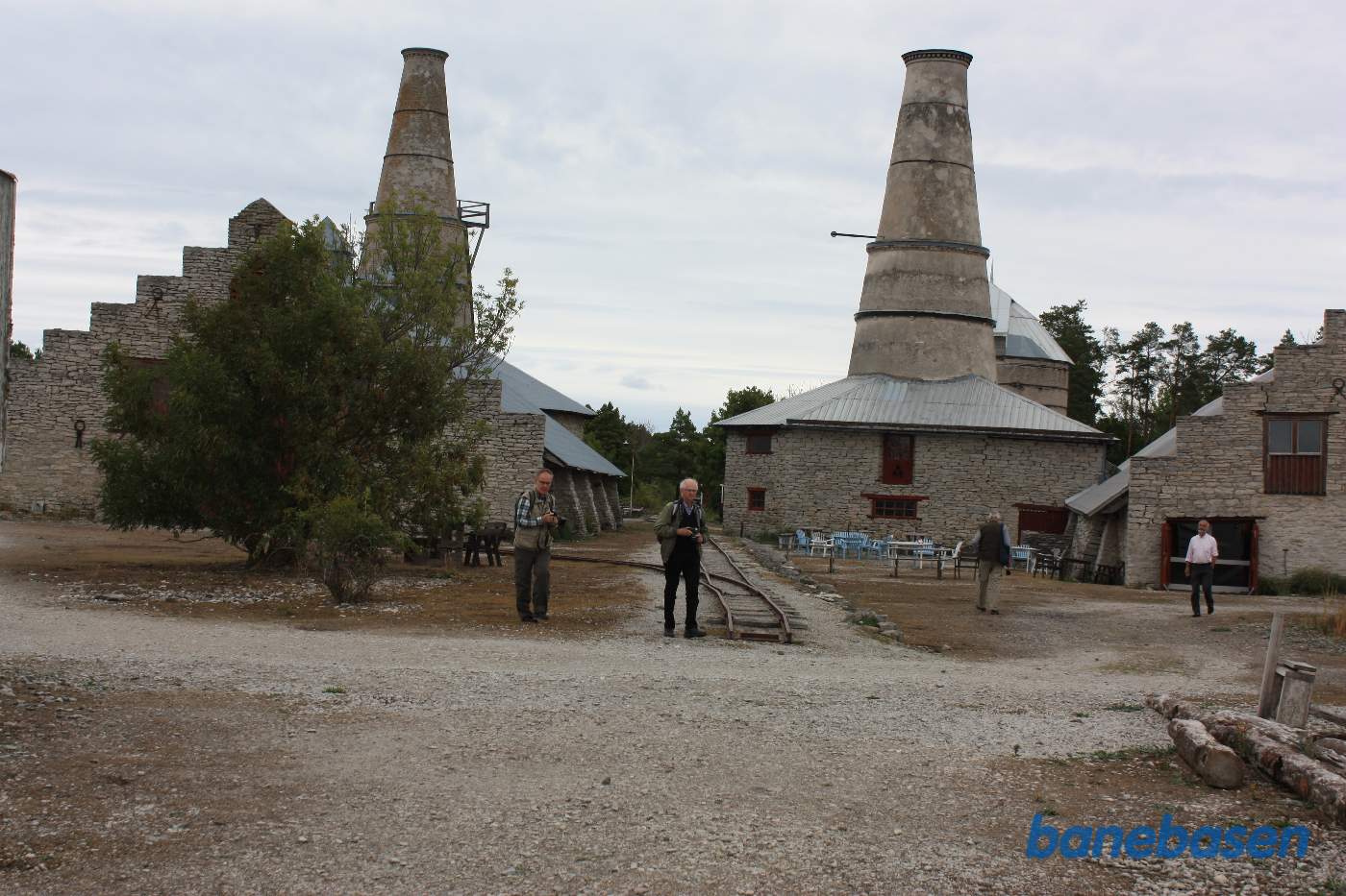 Vi står på havnen og kigger på sporet, der går mellem de 2 kalkbrændingsovne