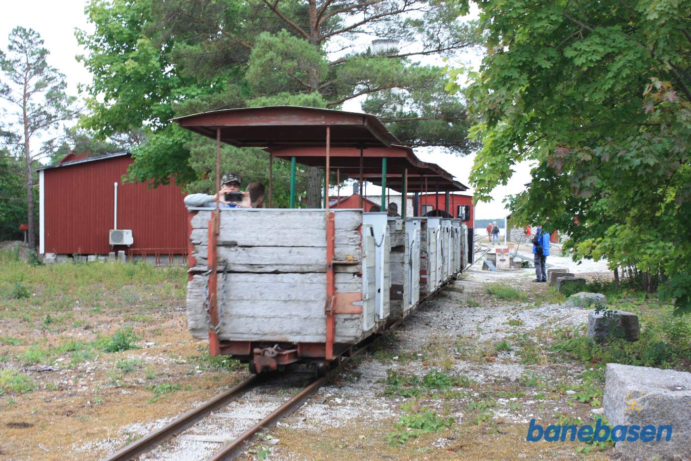 Persontoget på vej ind på stationen med andre gæster