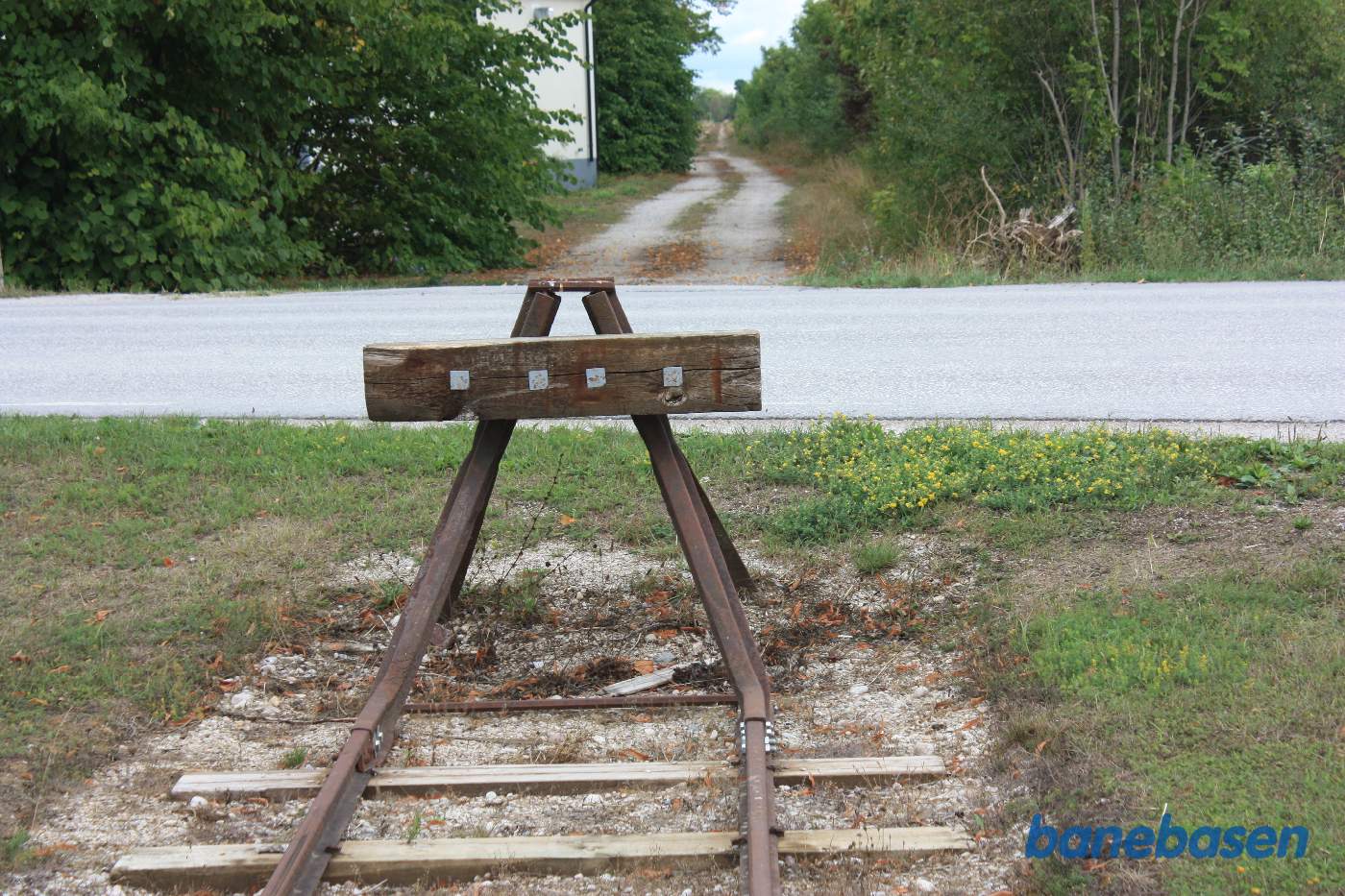 I sin tid fortsatte banen over vejen og videre ud over markerne mod Slite