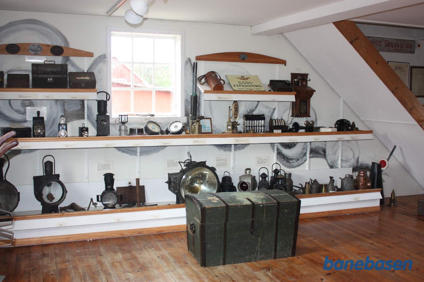 Her ses nogle af de mange udstillede genstande fra banens tid