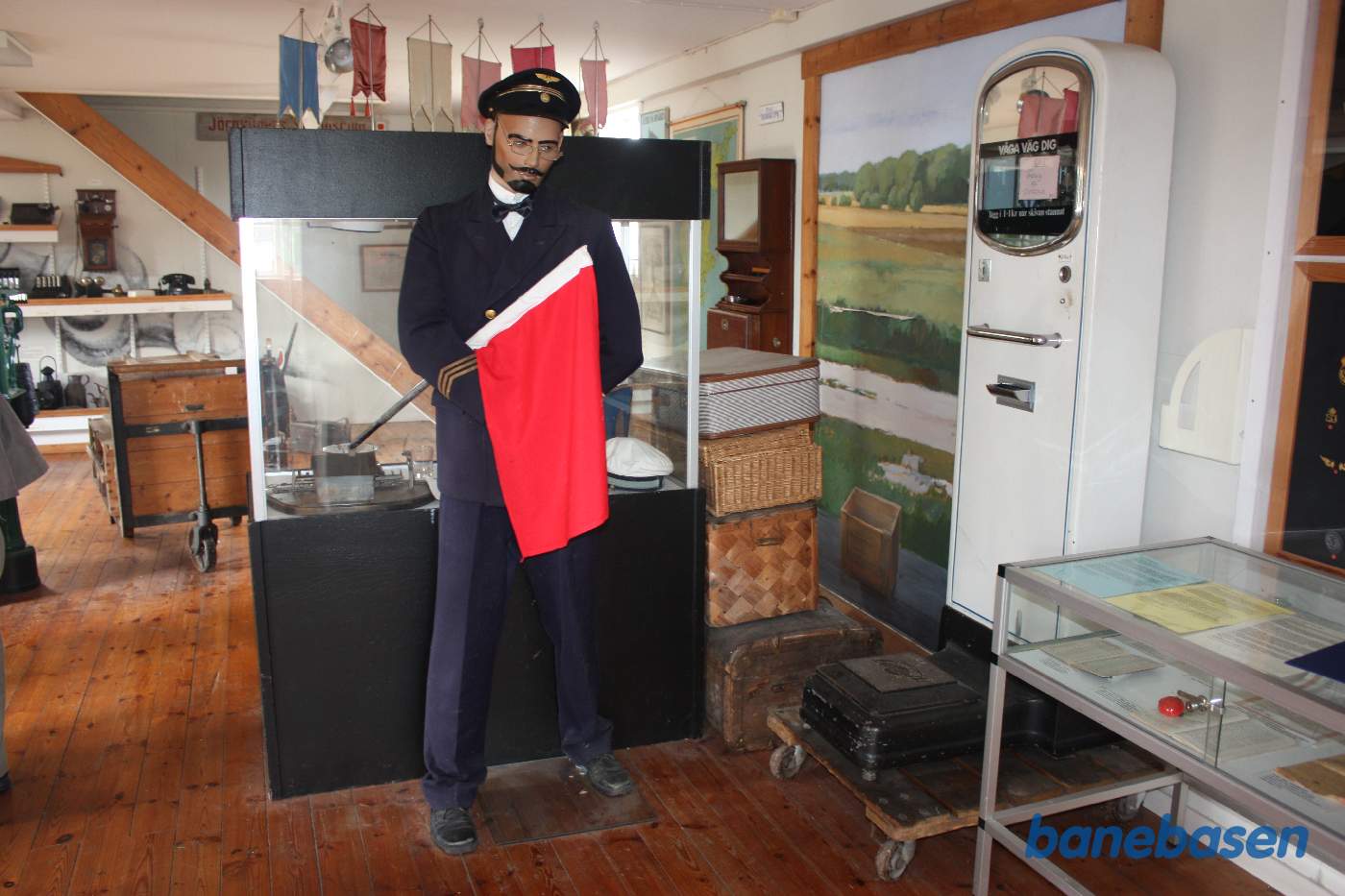 Her ses nogle af de mange udstillede genstande fra banens tid