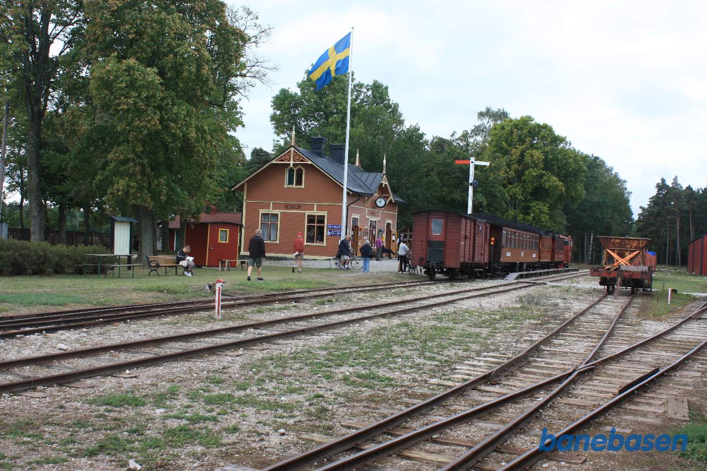 Et vue ud over stationsområdet, stationsbygningen ses midt i billedet