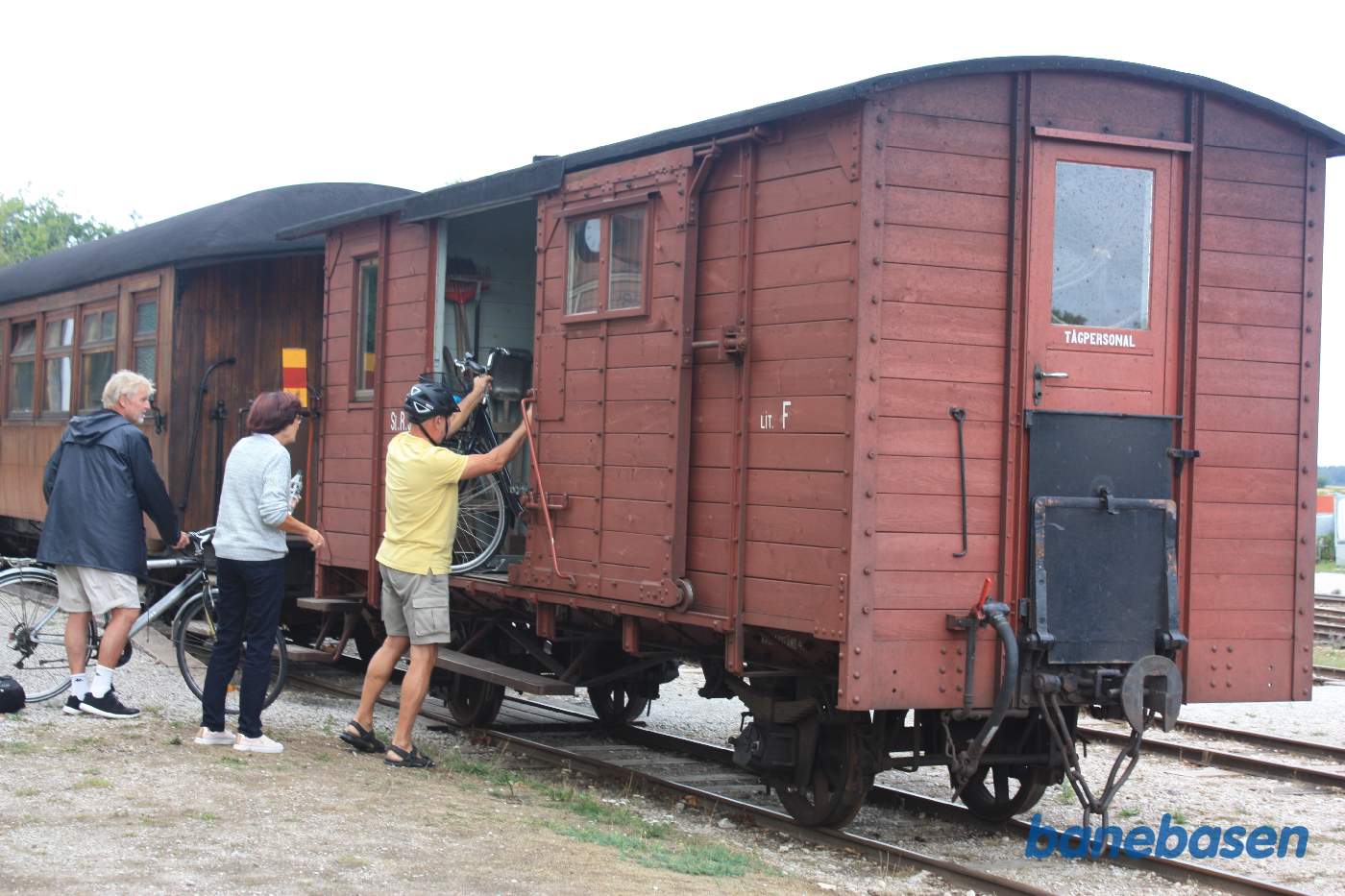 De rejsende afleverer deres cykler i pakvognen
