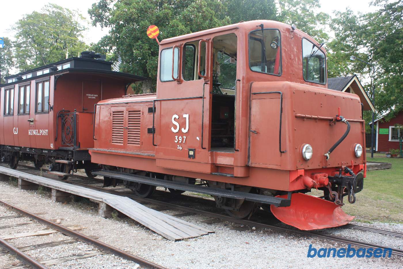 Det lille diesellokomotiv foran persontoget