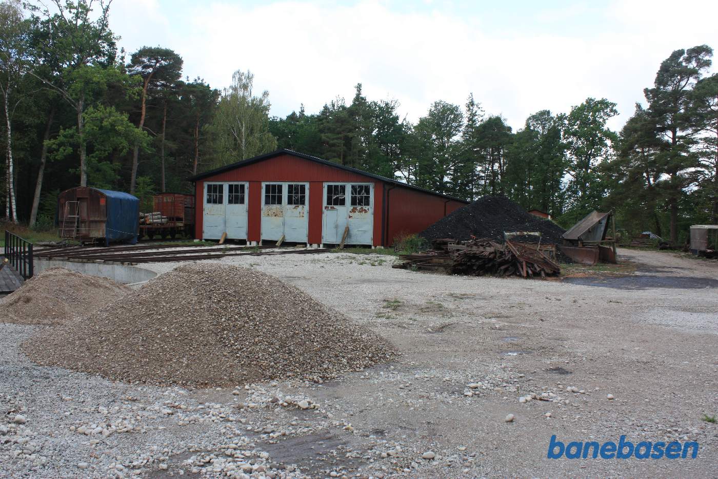 Remisen med drejeskiven til venstre og kulbunken til højre