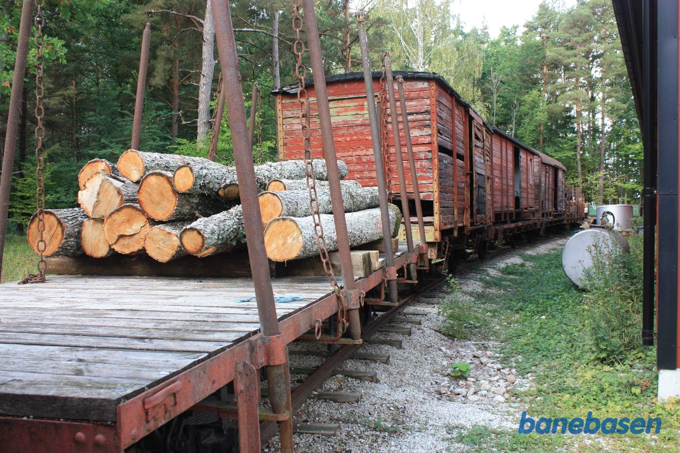 En række godsvogne i sidesporet