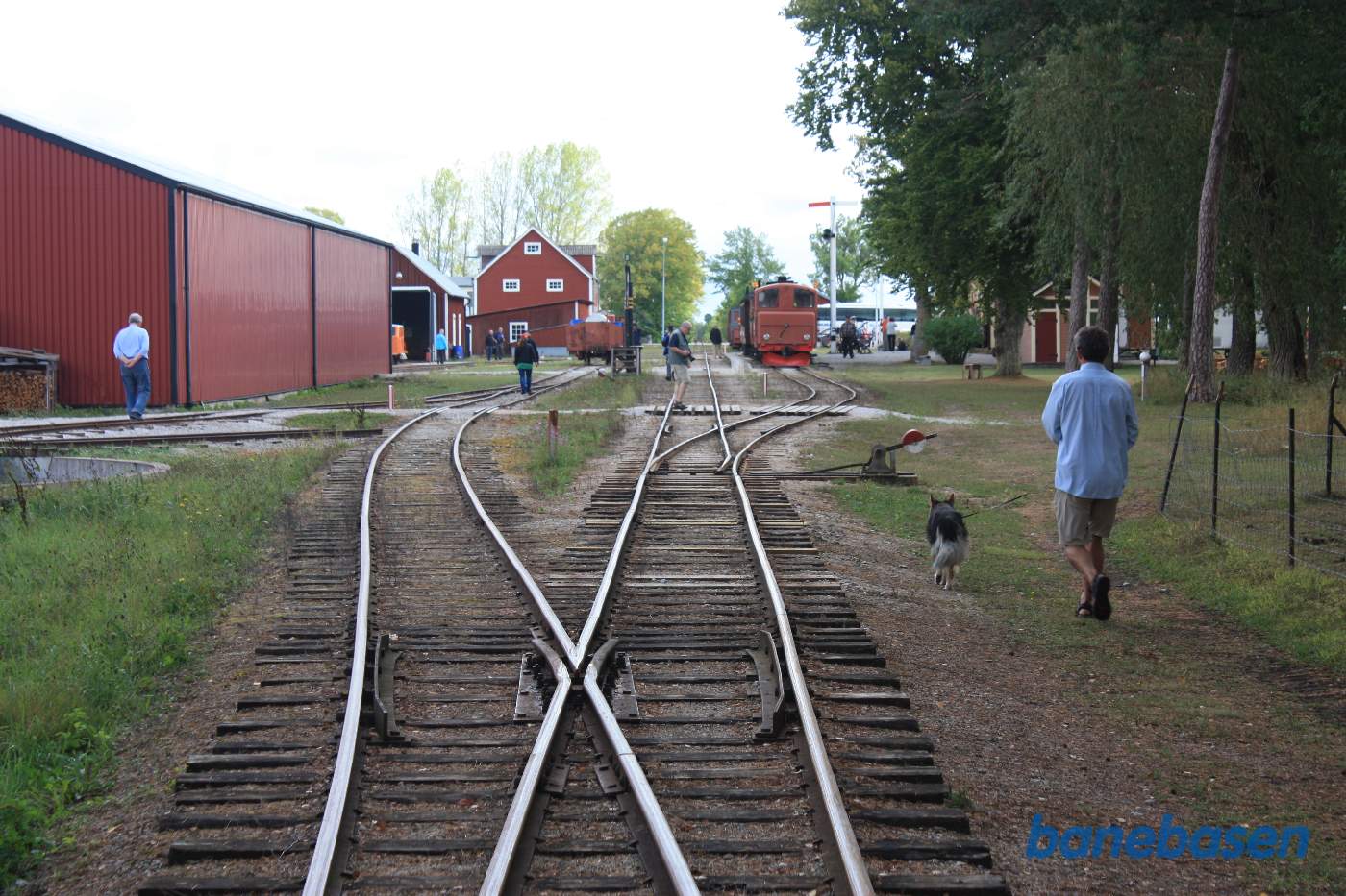 Vi er i indkørselsenden og kigger ind på stationen