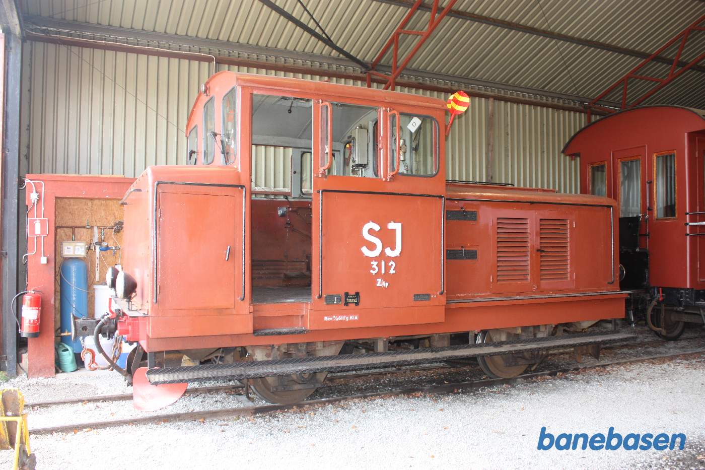 Vi er inde i vognhallen hvor der står en del materiel, her et diesellokomotiv