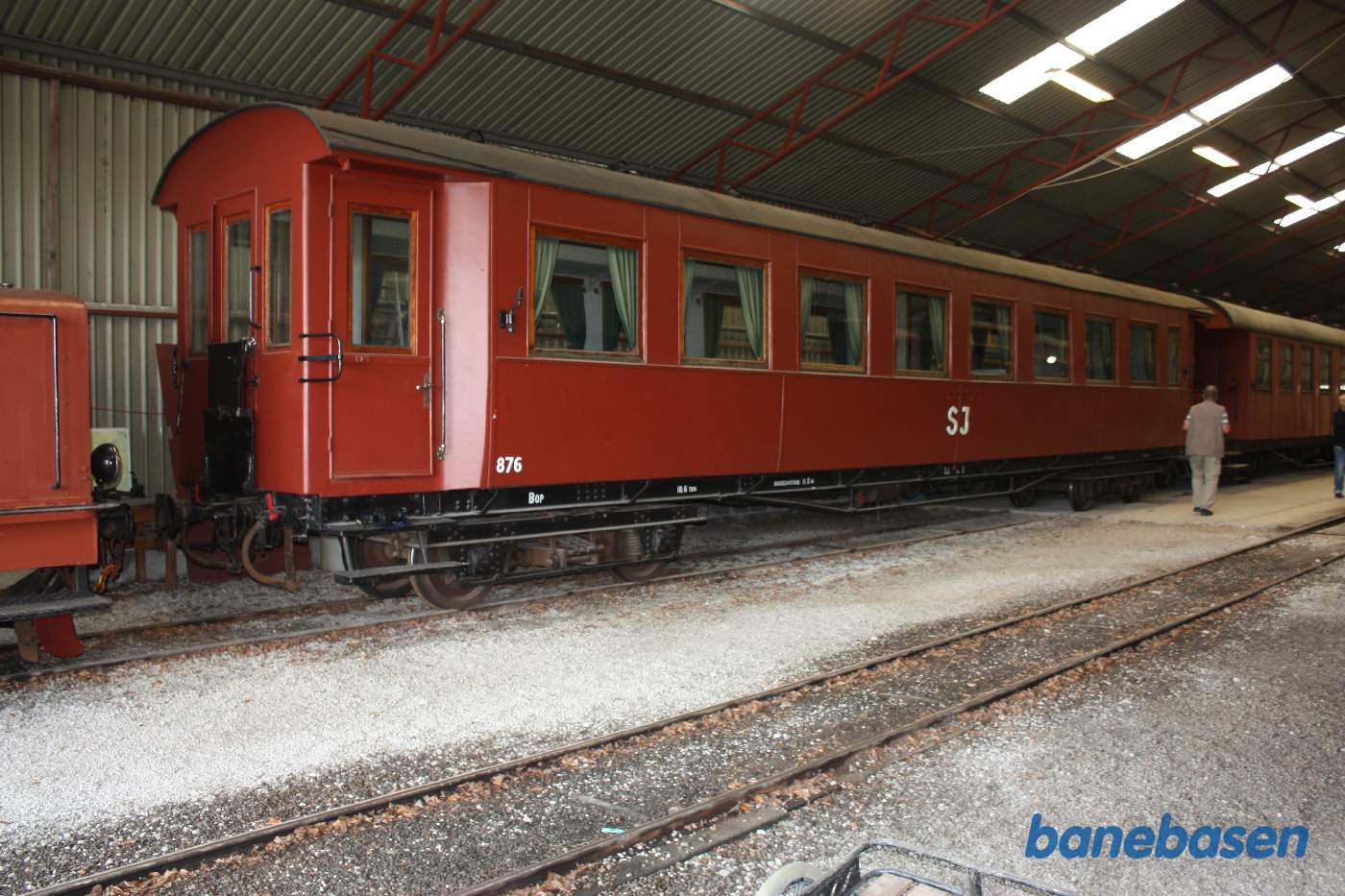 Vi er inde i vognhallen hvor der står en del materiel