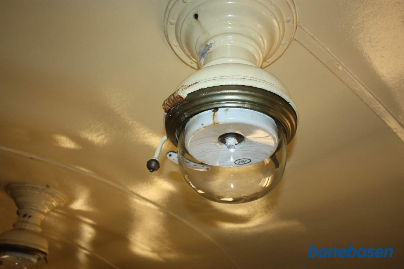 Vi er inde i en af vognene i vognhallen og kigger på AGA gaslampen, hvor nettet er erstattet af en LED