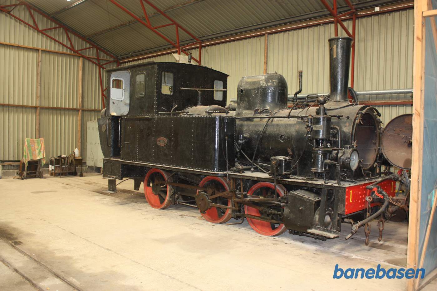 Vi er inde i vognhallen hvor der står en del materiel, her et damplokomotiv