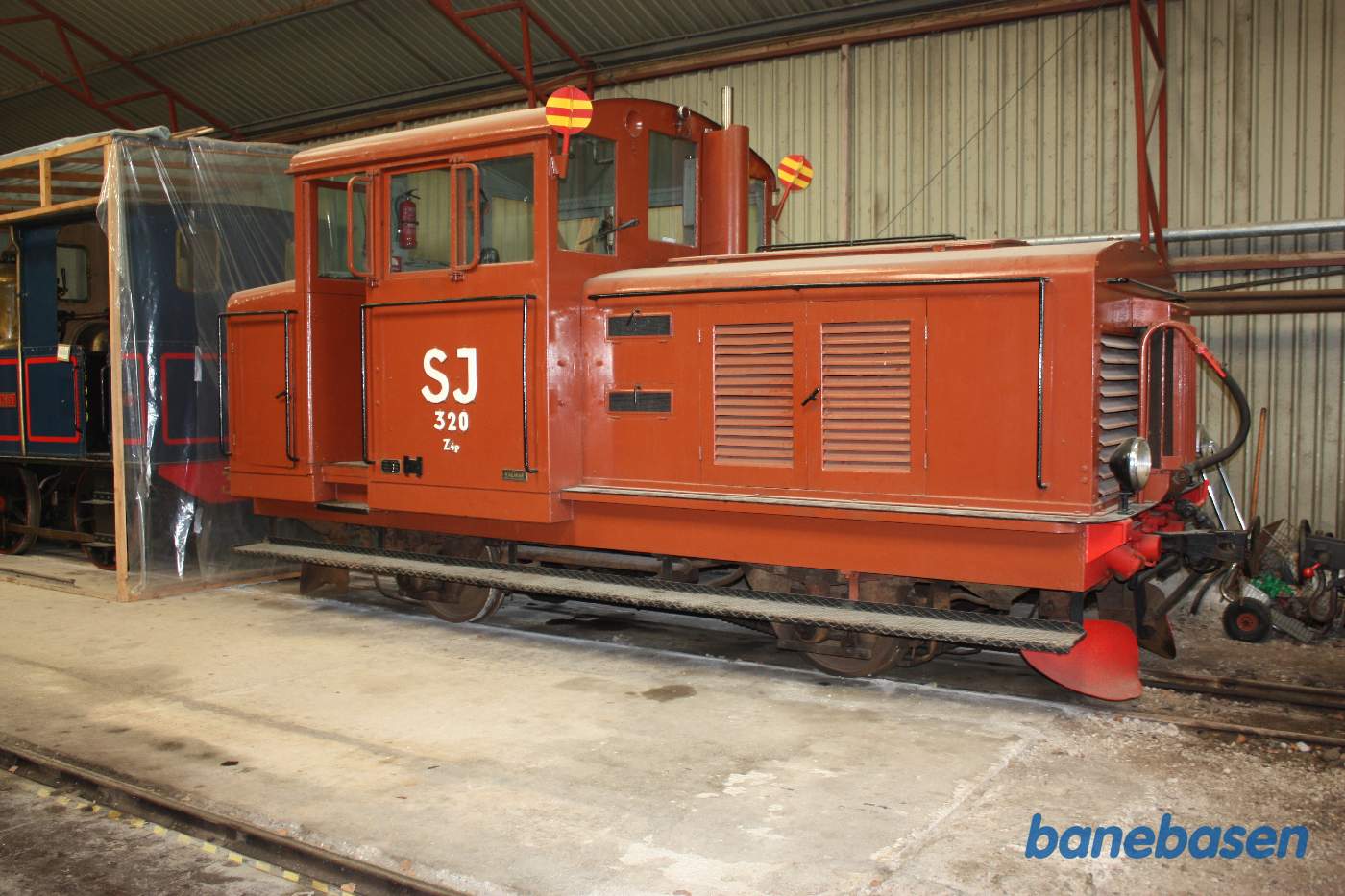 Vi er inde i vognhallen hvor der står en del materiel, her et diesellokomotiv