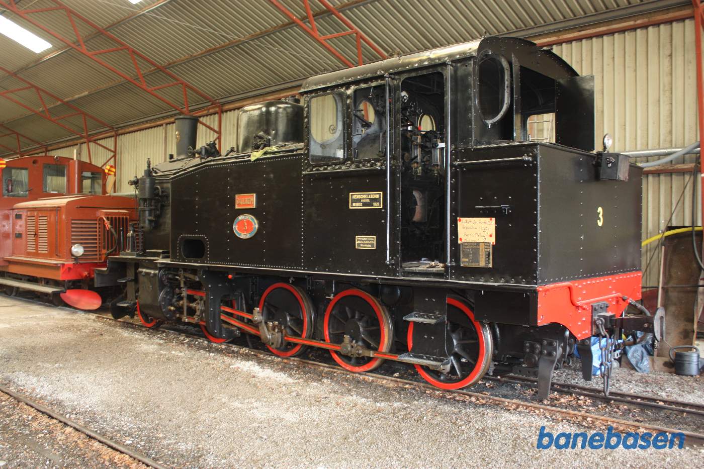Vi er inde i vognhallen hvor der står en del materiel, her et damplokomotiv