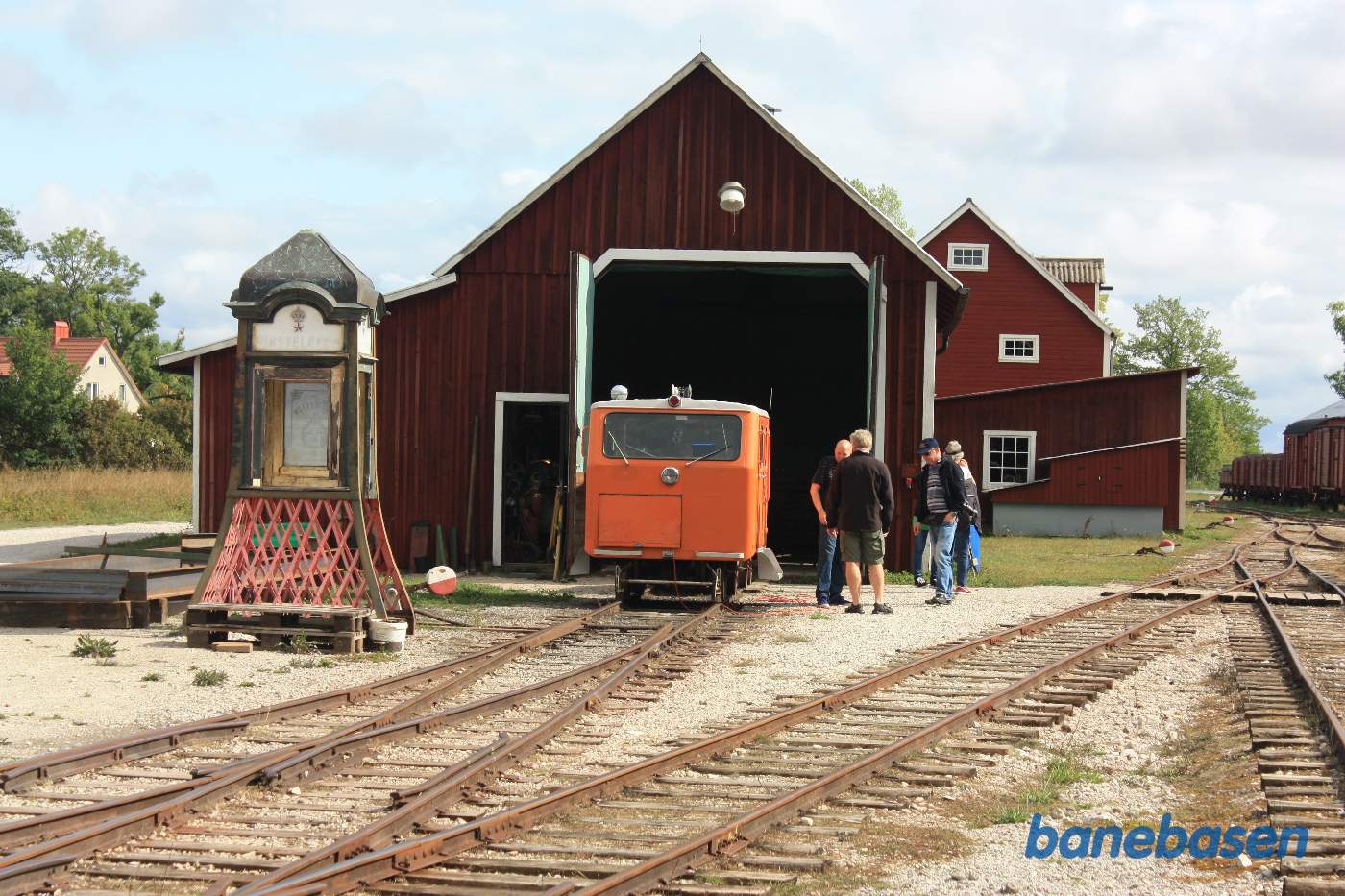 Inspektionstrolje holder lige udenfor remisen