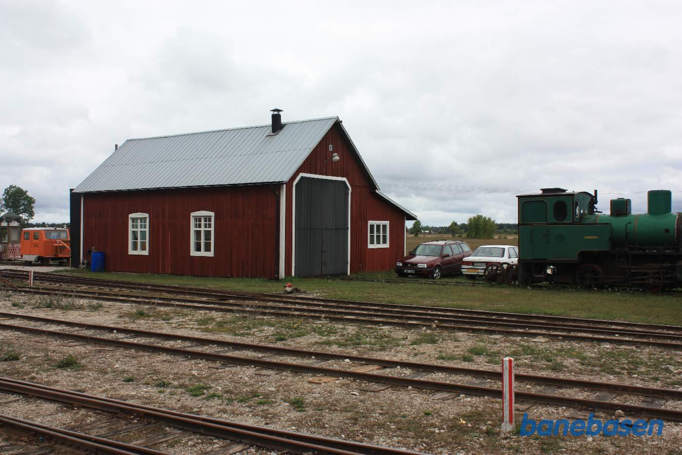 Den lille remise overfor stationsbygningen med porte i begge gavle