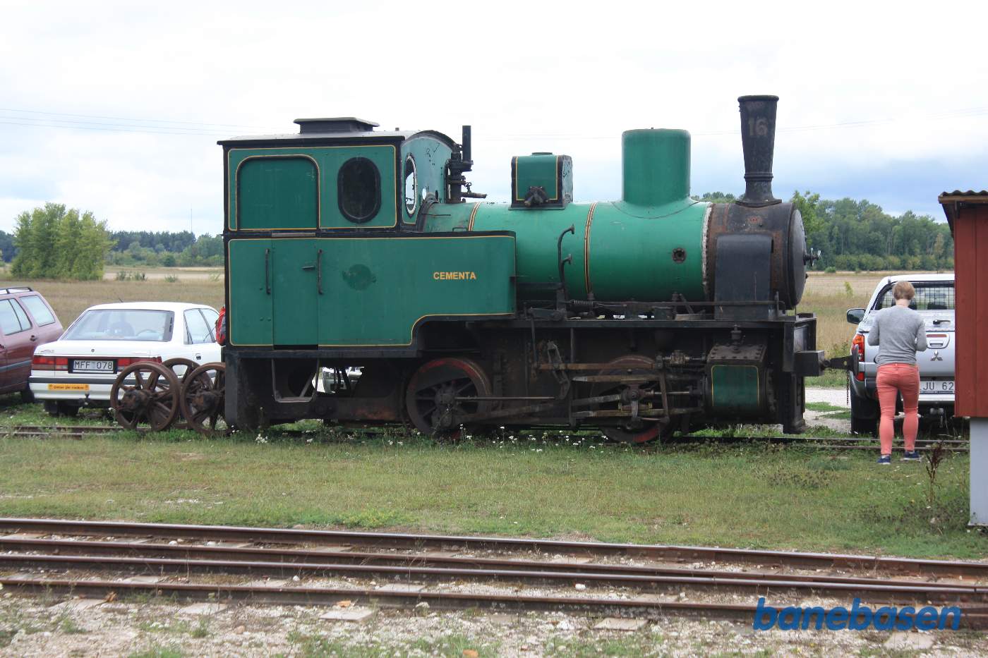 Et grønt damplokomotiv står ude og ruster