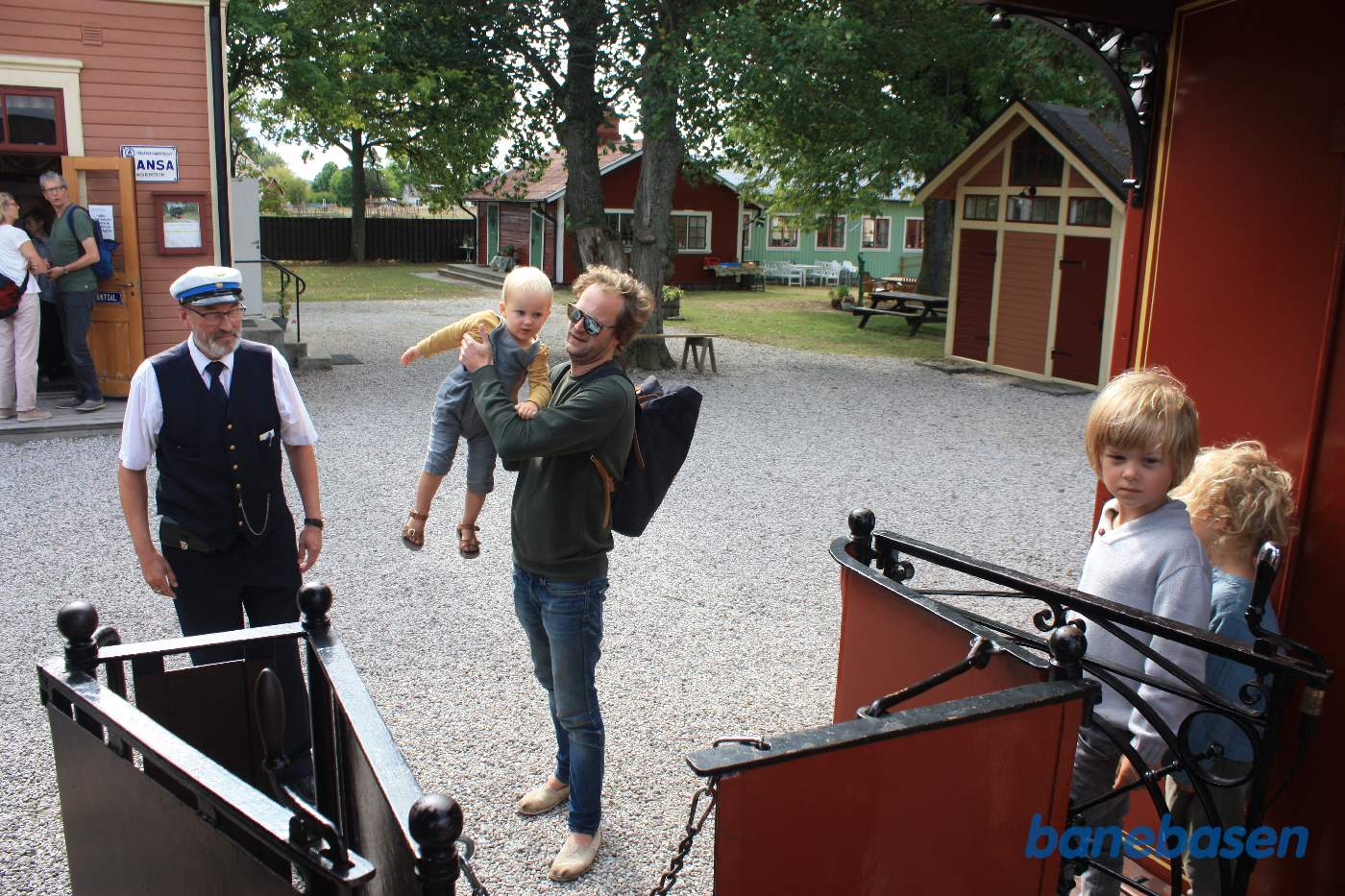 Gæsterne er ved at tage plads i toget