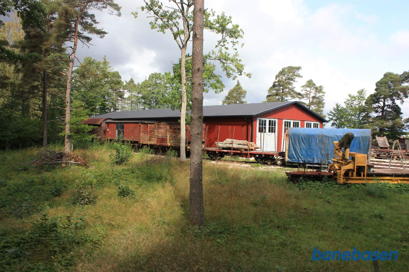 Toget er på vej mod Roma, men vi får lige et sidste glimt af remisen og sidesporet med godsvogne