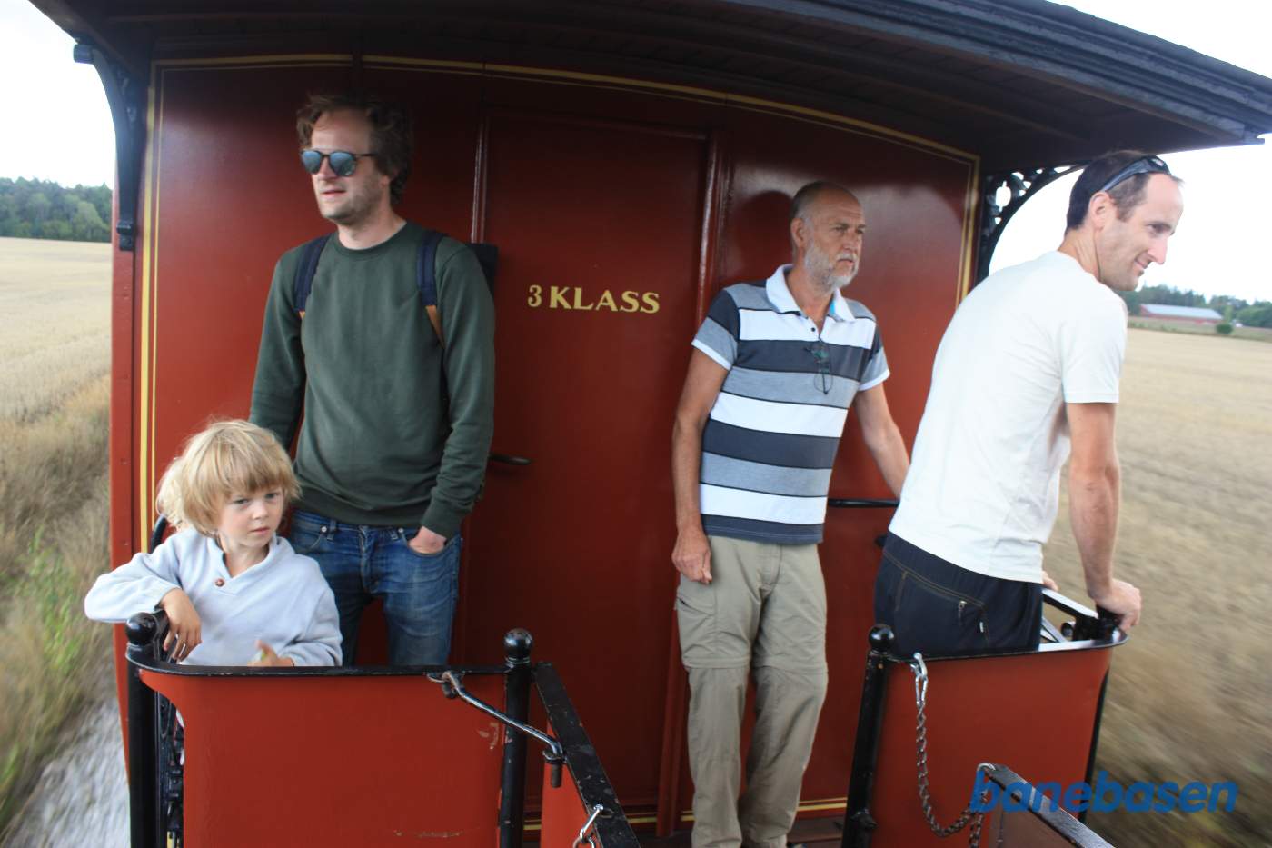 Toget er på vej mod Roma med rejsende på endeperronen, der nyder turen