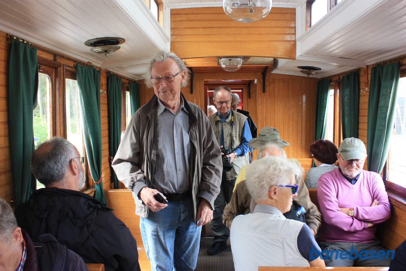 Et billede inde i en af togets vogne