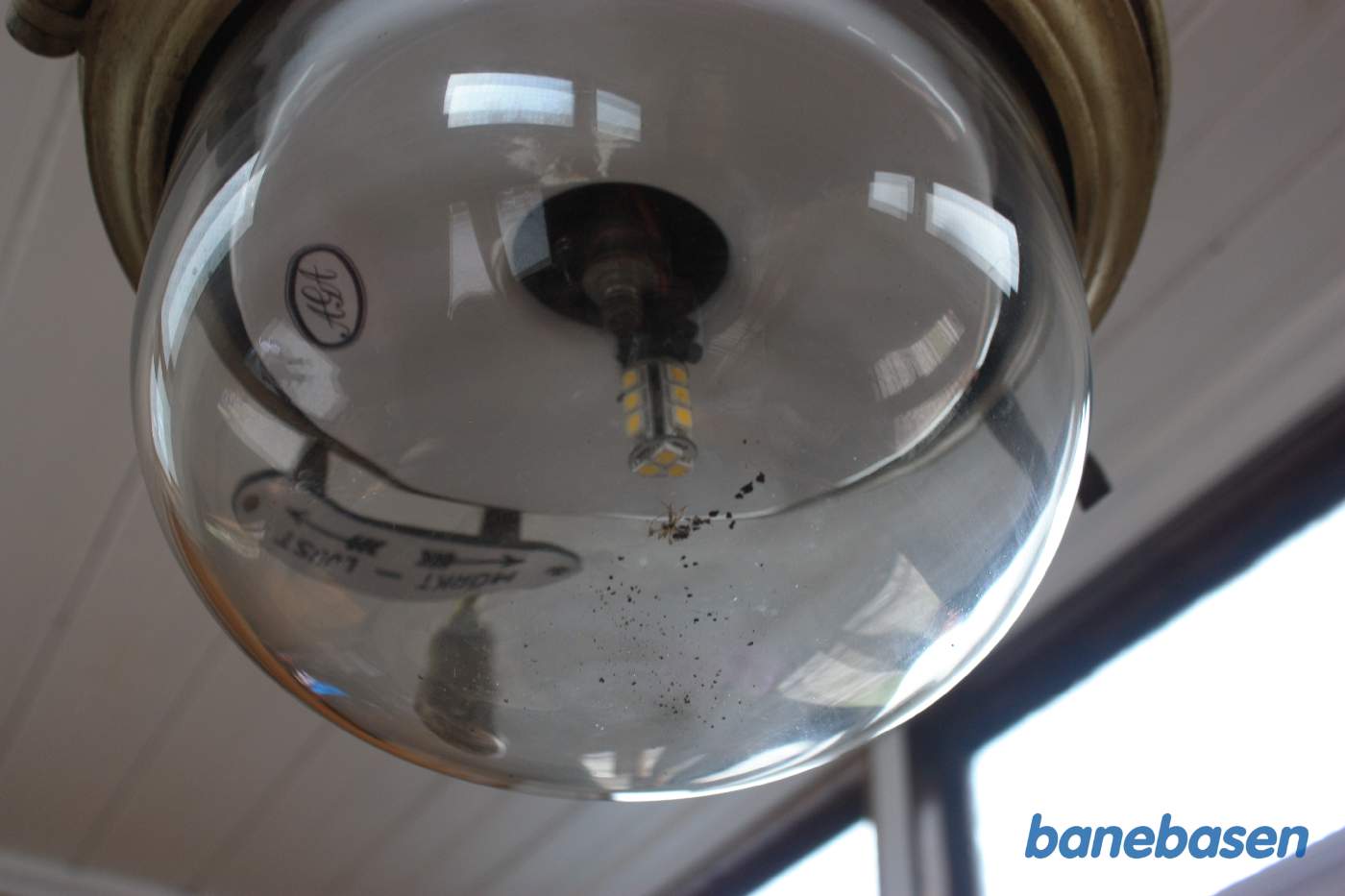 Et nærbillede af AGA gaslampen, hvor nettet er erstattet af en meget dominerende LED