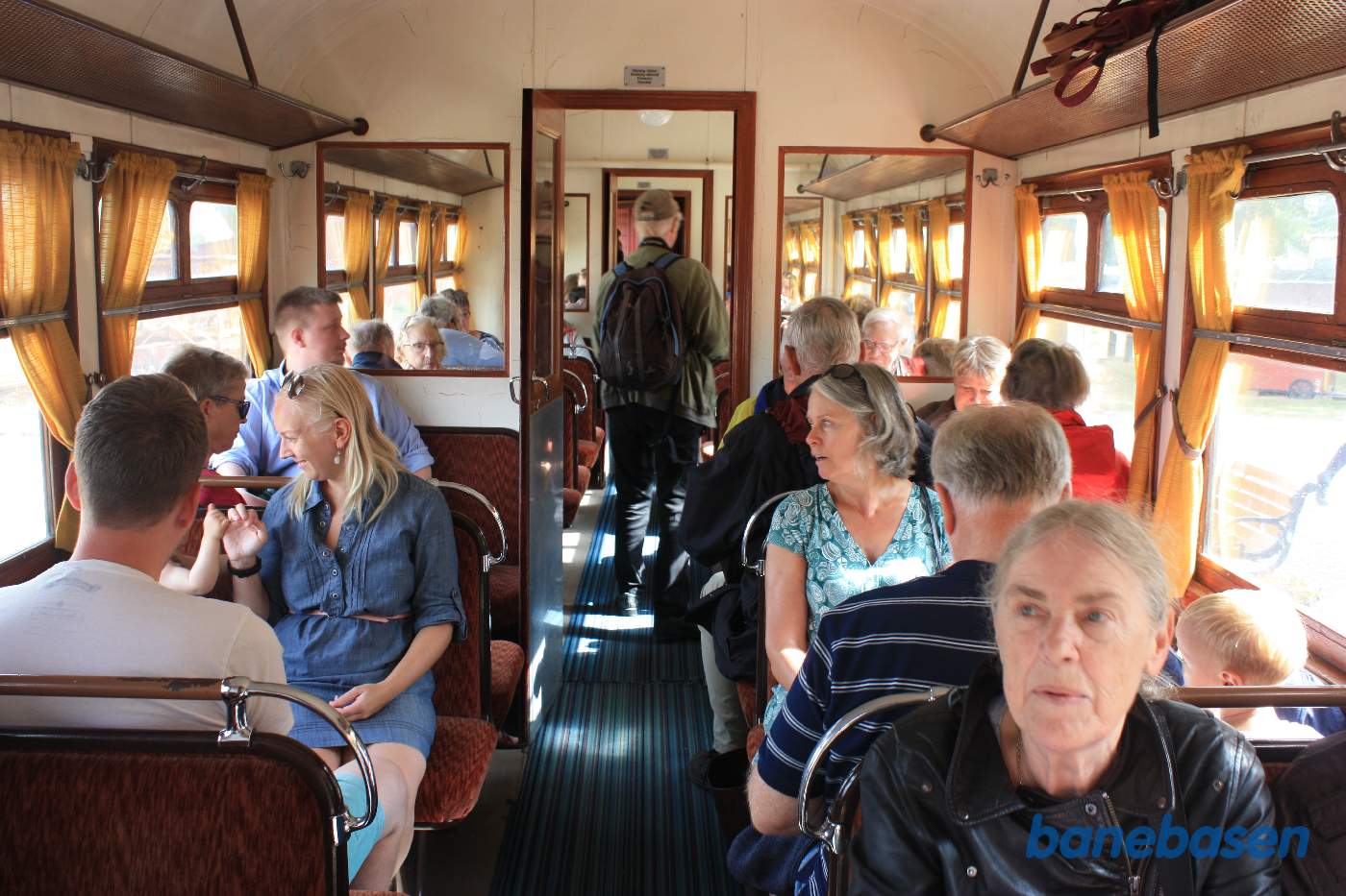 Et billede inde i en af togets vogne