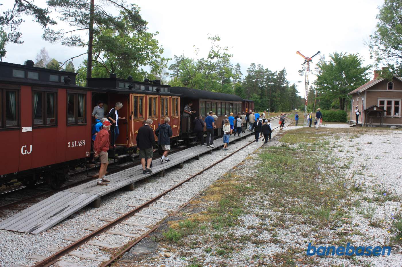 Toget er nået frem til Tule station, hvor der er et lille ophold, alle gæsterne stiger ud