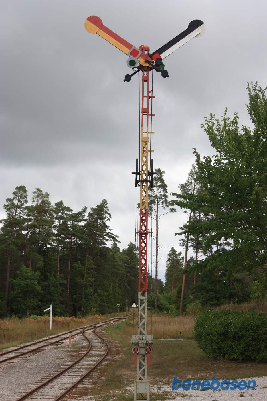 Da stationen er ubetjent, viser signalerne indkørsel i begge køreretninger