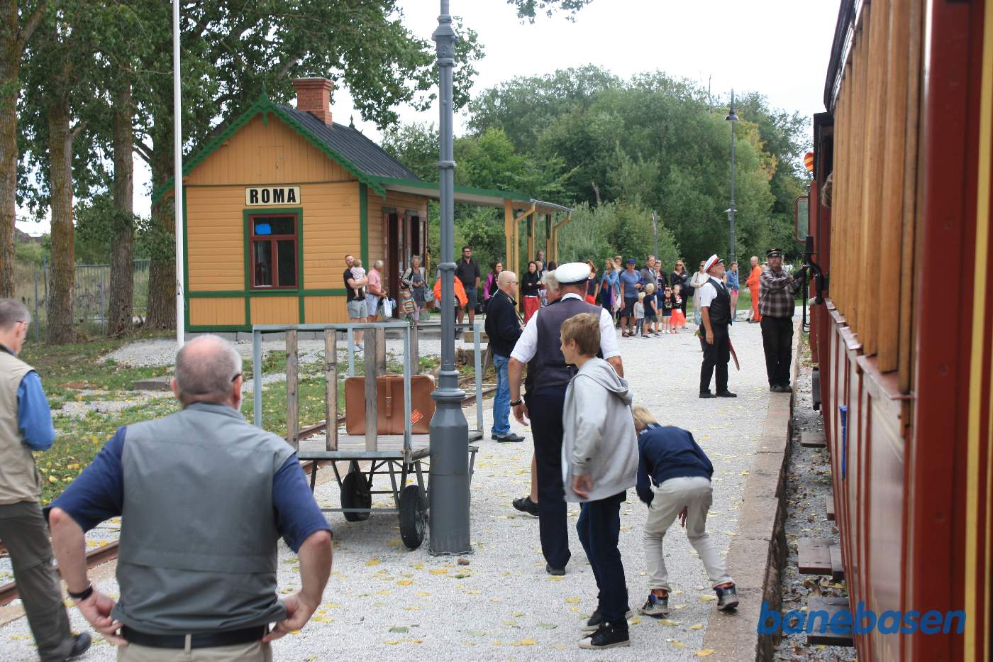 Toget er nået frem til Roma, hvor museumsforeningen har opført deres egen stationsbygning ca. 700 meter før den oprindelige stationsbygning