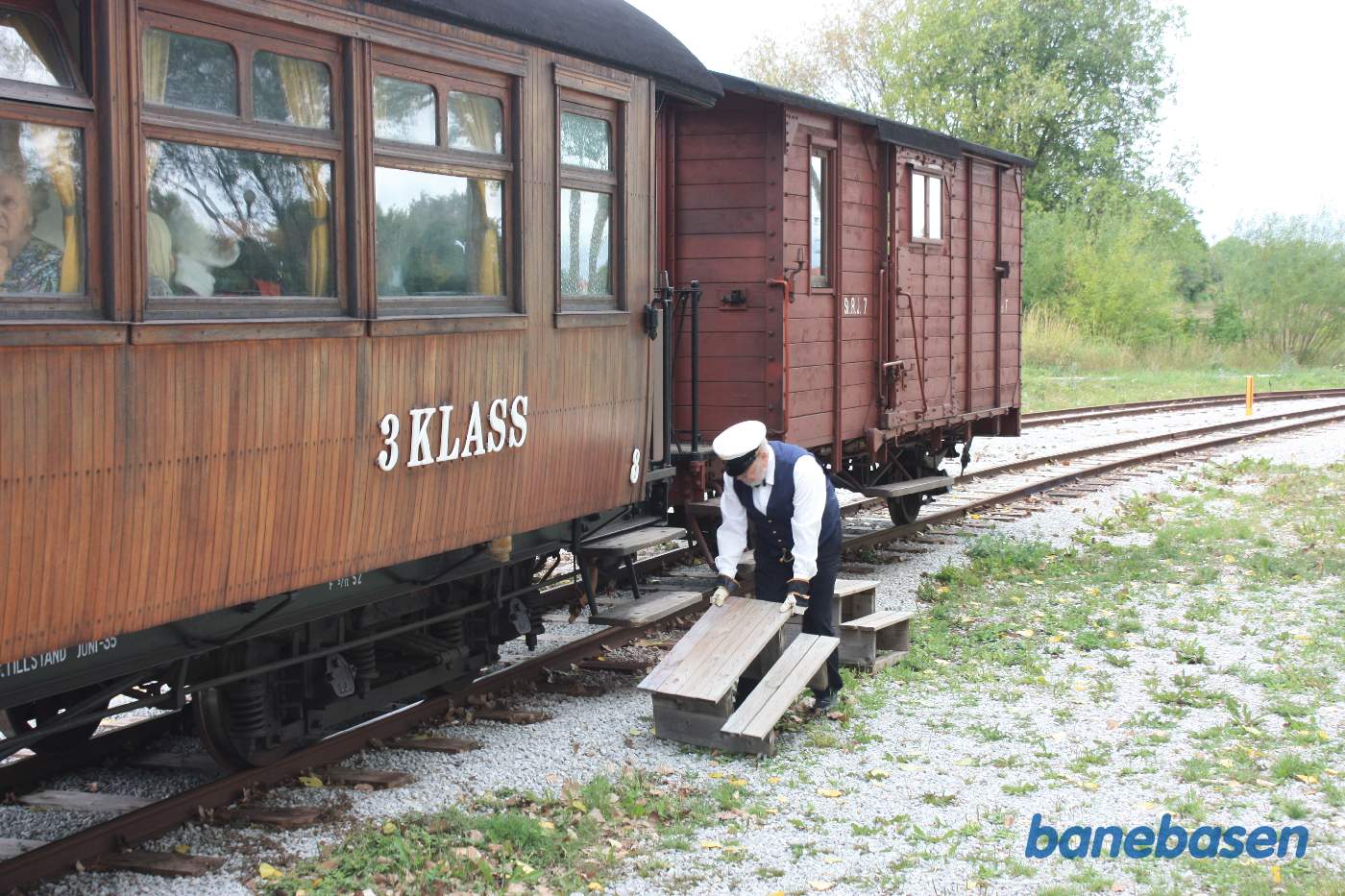 Togføreren flytter færgetrinnet, så det passer med trinbrættet op vognen