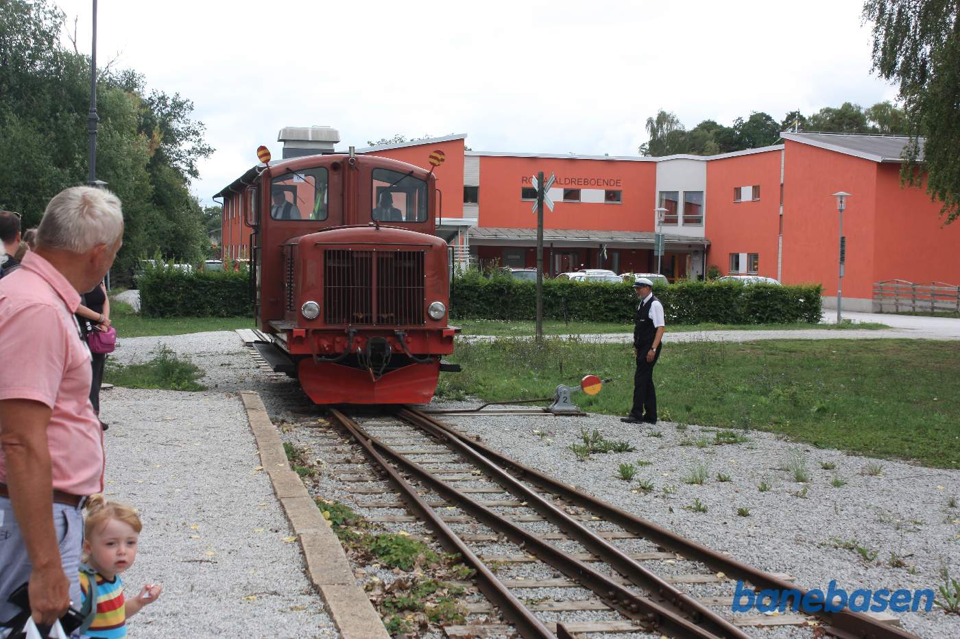 Lokomotivet løber omkring vognene