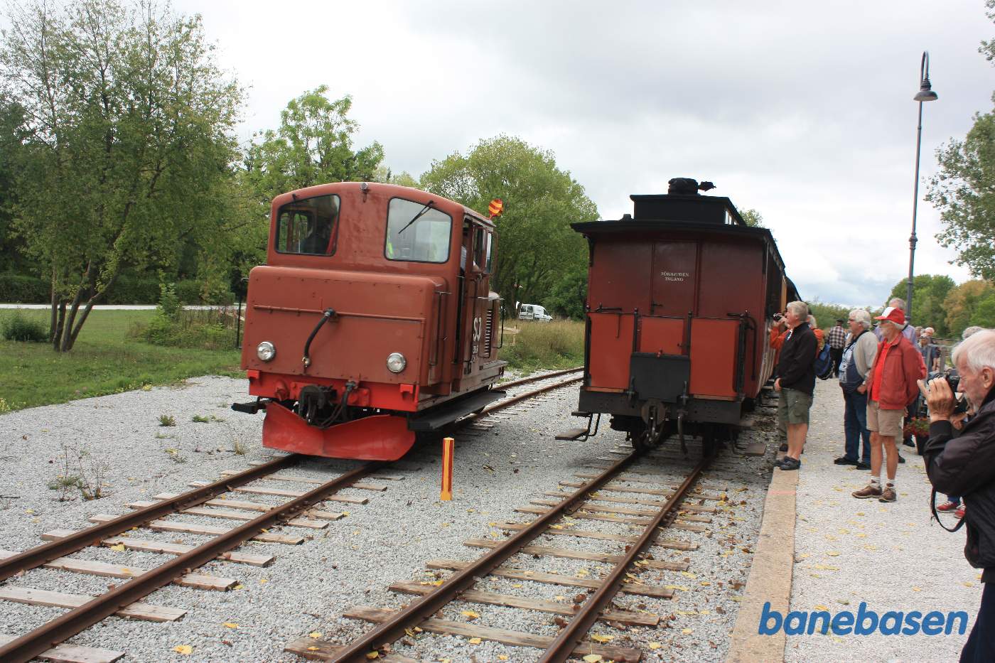 Lokomotivet løber omkring vognene