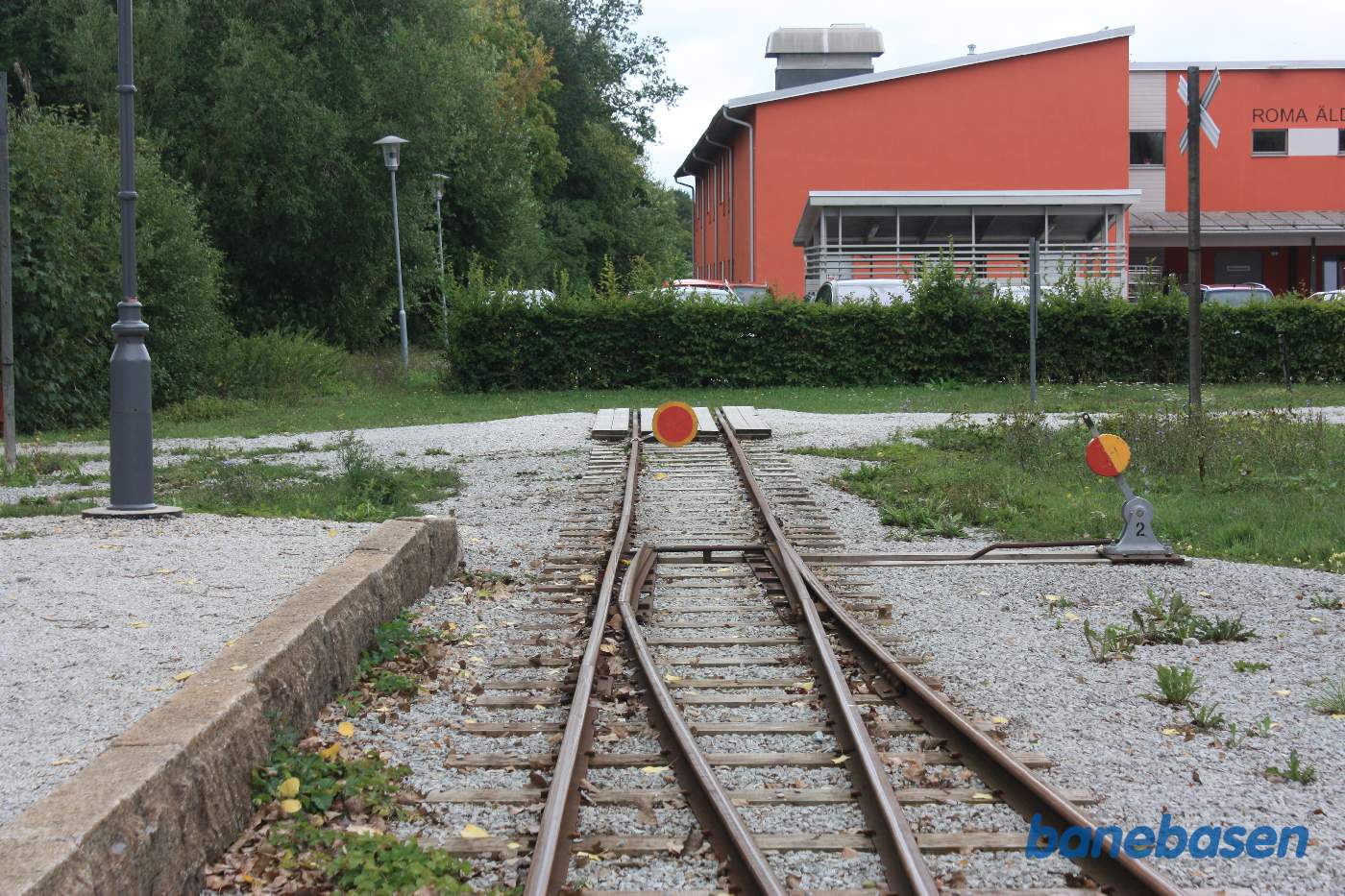 Her ender banen, ca. 700 meter før den oprindelige station, da byen har "spist" den gamle tracé