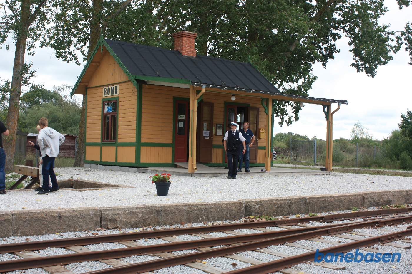 Stationsbygningen set fra perronen