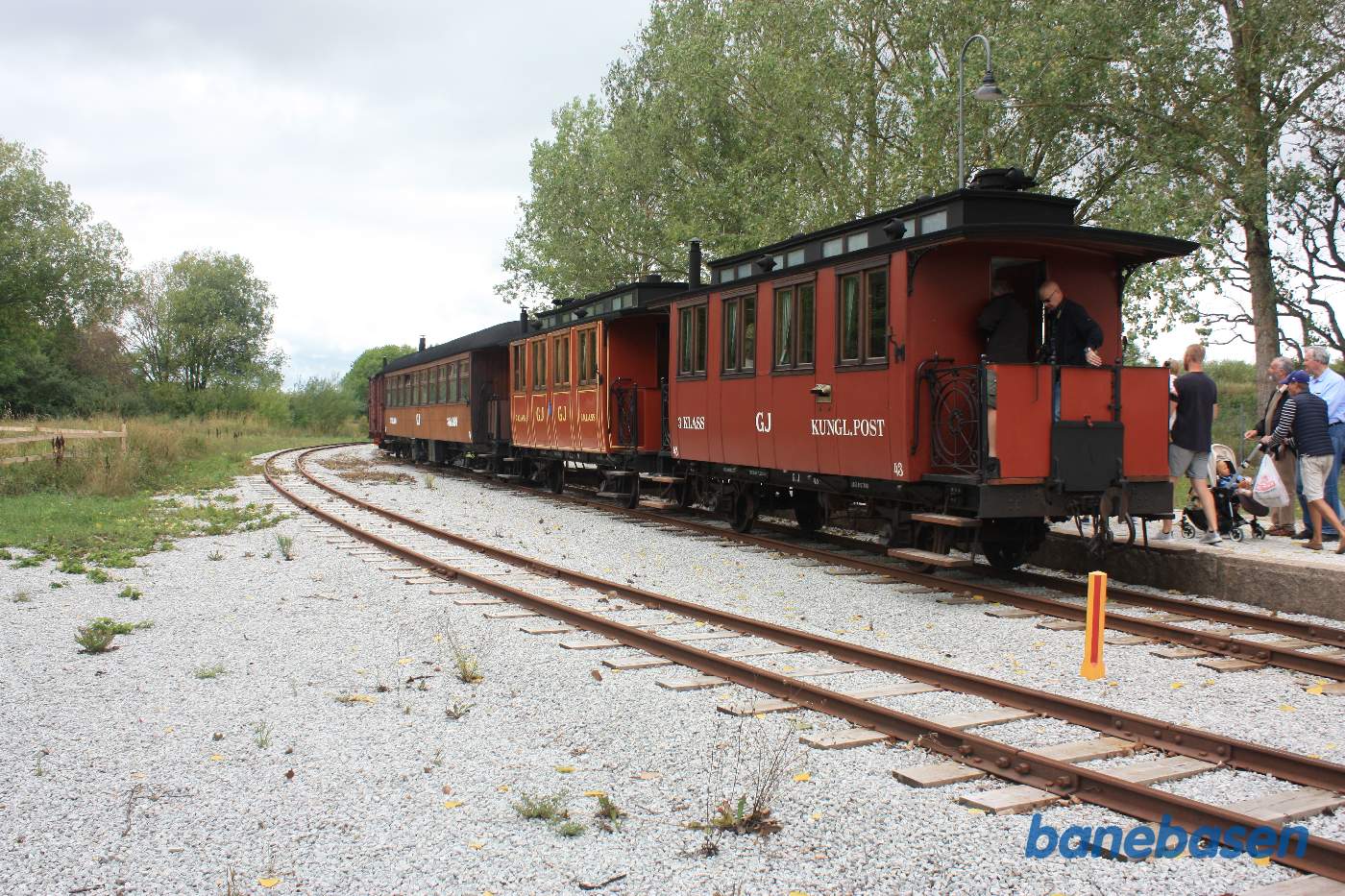 Persontoget holder ved perron