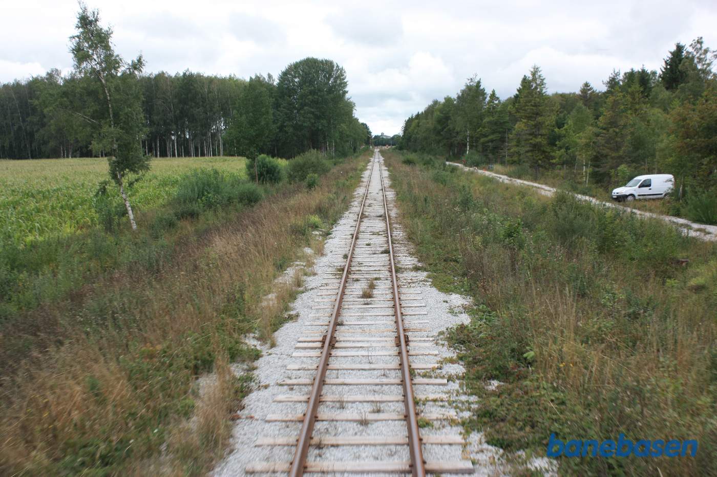 Et bagskud ud ad den lange lige strækning med Roma kungsgård station ude i horisonten