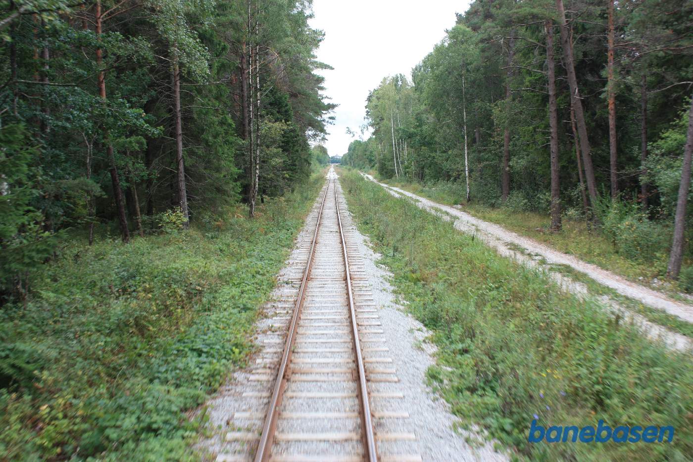 Et bagskud ud ad den lange lige strækning med Roma kungsgård station ude i horisonten