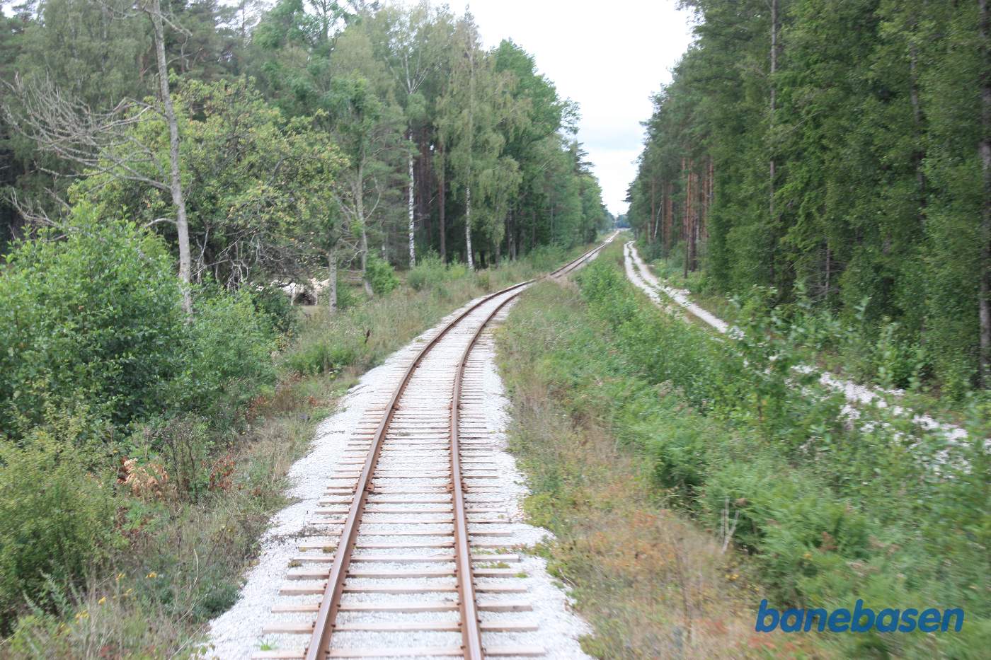 Et bagskud ud ad den lange lige strækning med Roma kungsgård station ude i horisonten