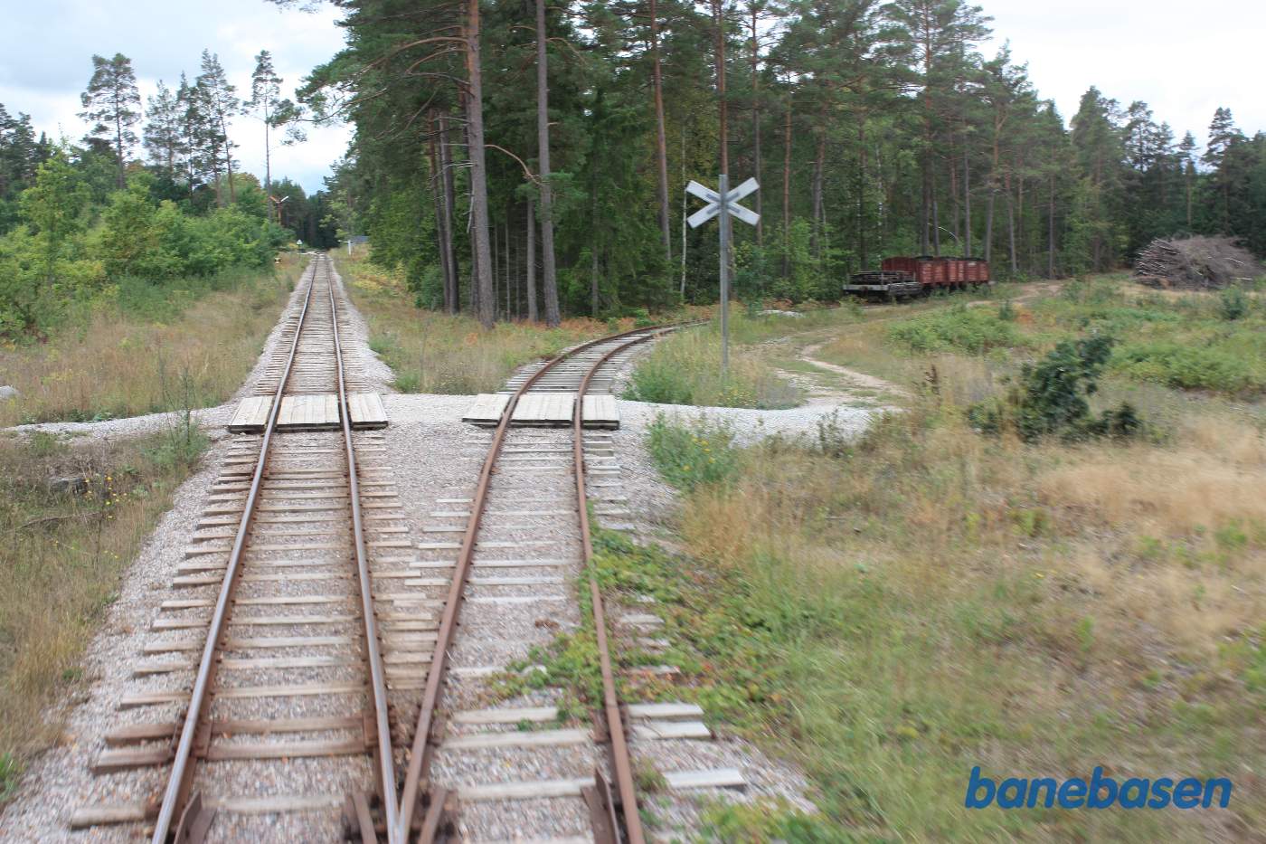 Et bagskud mens toget kører igennem Tule station. 250 meter fra stationen er et sidespor