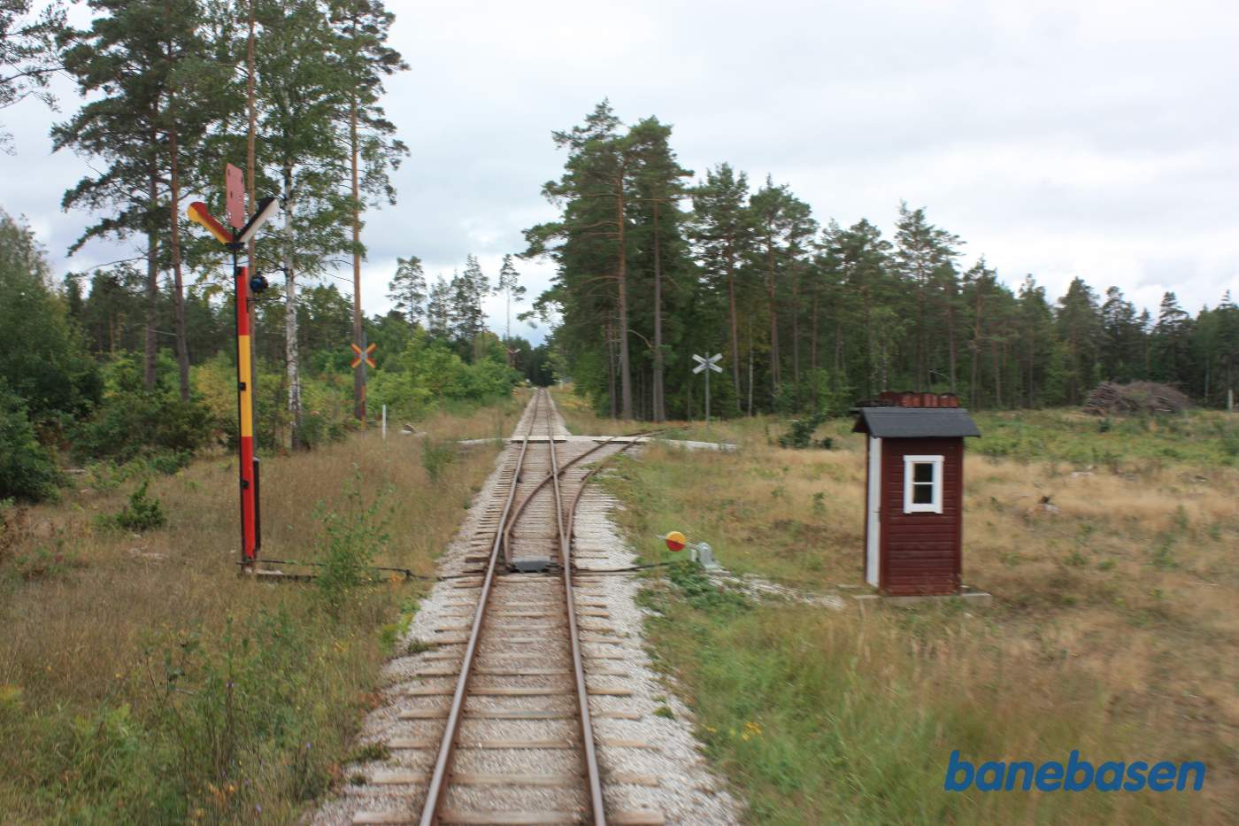 Et bagskud mens toget kører igennem Tule station. 250 meter fra stationen er et sidespor