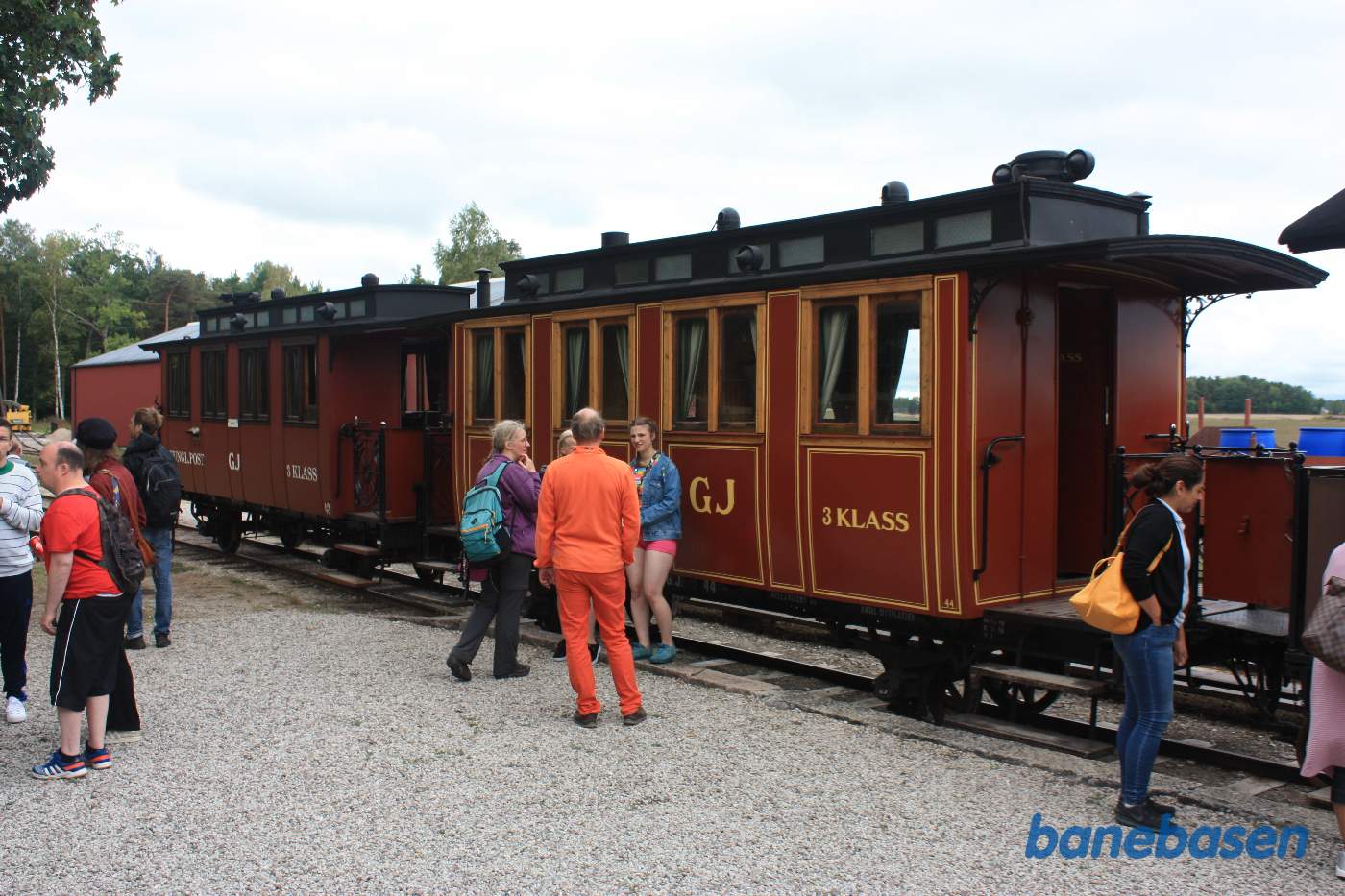 Toget er ankommet til Hesselby, hvor alle stiger ud