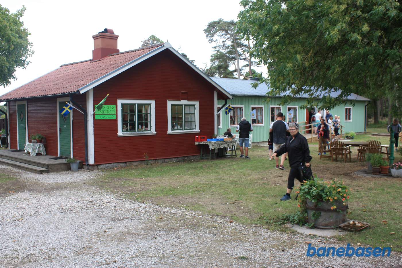 Bag stationsbygningen er opført en café med servering