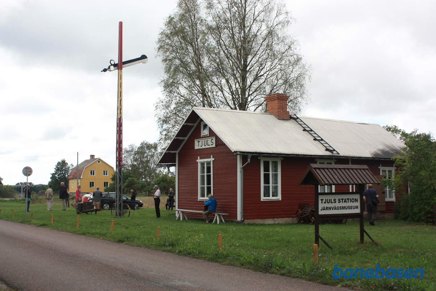 Efter at banen blev nedlagt, lavede man Tjuls station om til museum, her ses stationsbygningen udefra. Jernbanen gik hvor der nu er vej