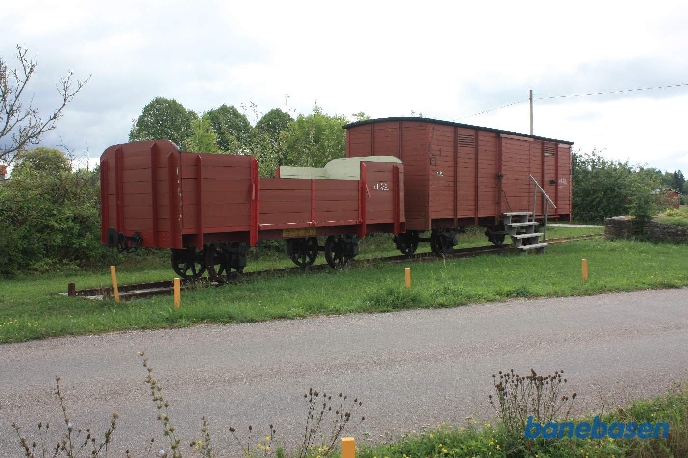I det gamle hovedspor er opstillet 2 godsvogne på sporrammer