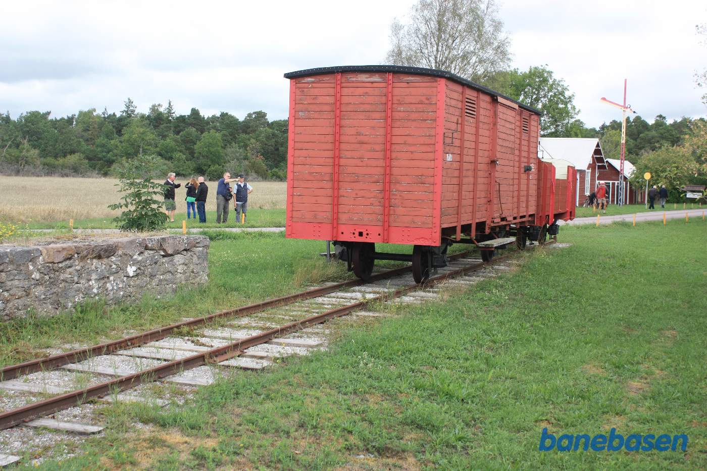 I det gamle hovedspor er opstillet 2 godsvogne på sporrammer