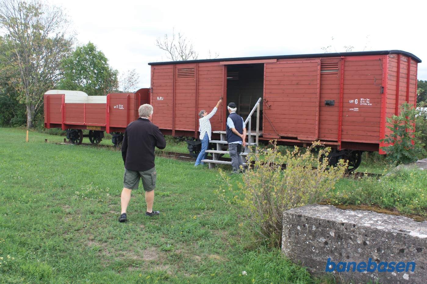 Stationsforstanderinden åbner døren til godsvognen