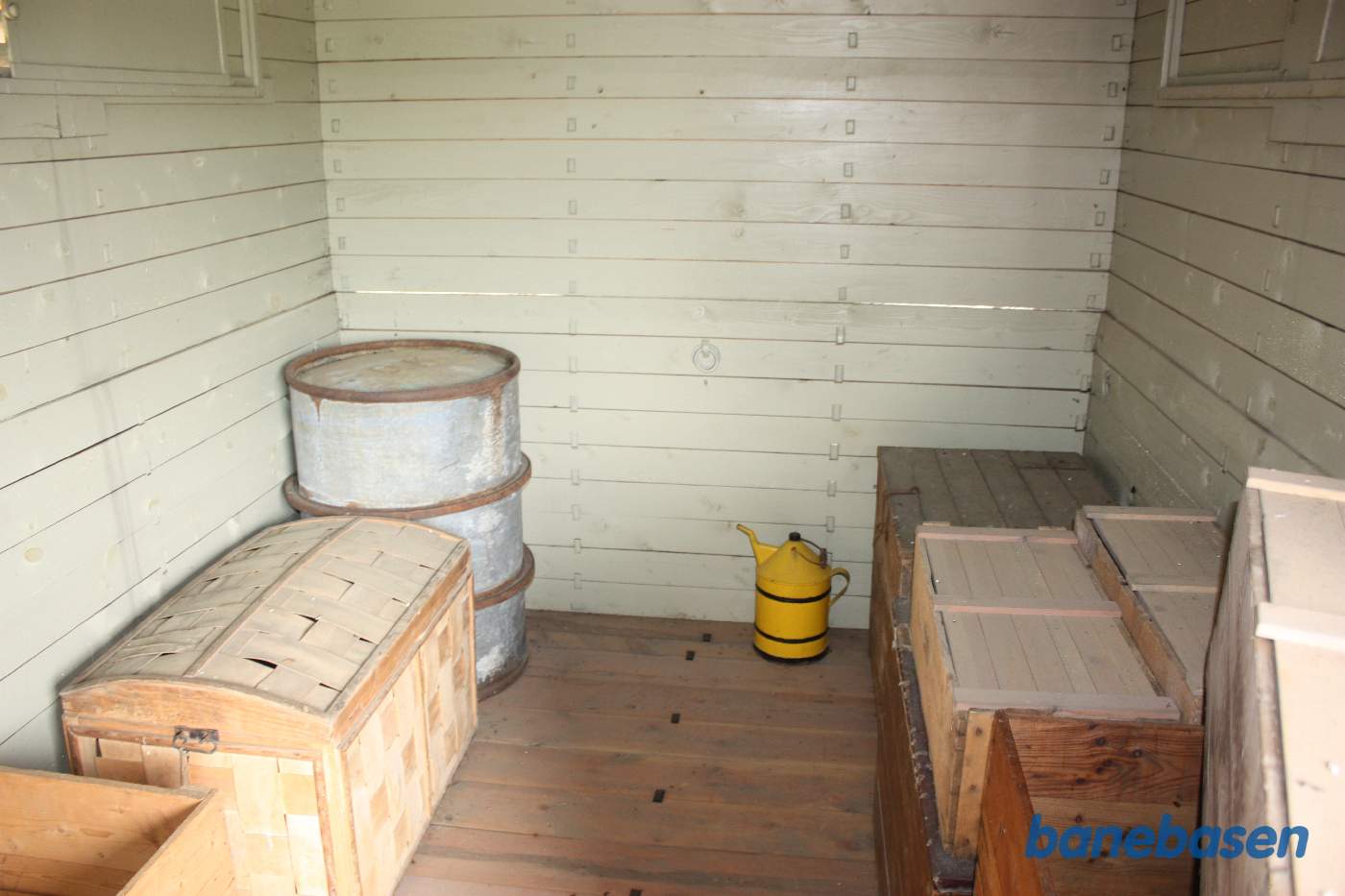 Inde i godsvognen er udstillet forskelligt rejsegods