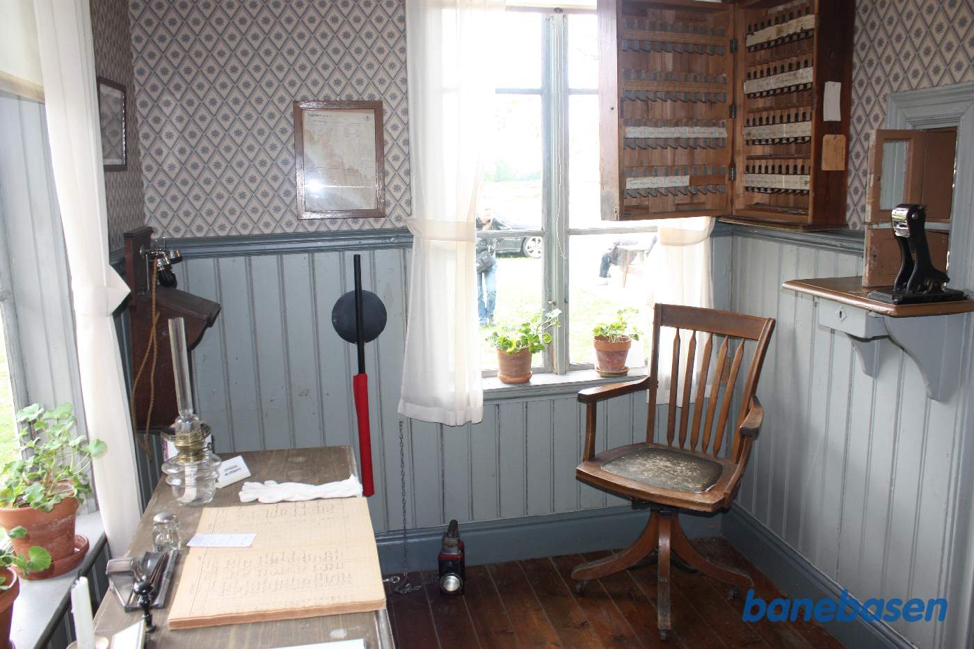 Stationskontoret med billetsalget til højre