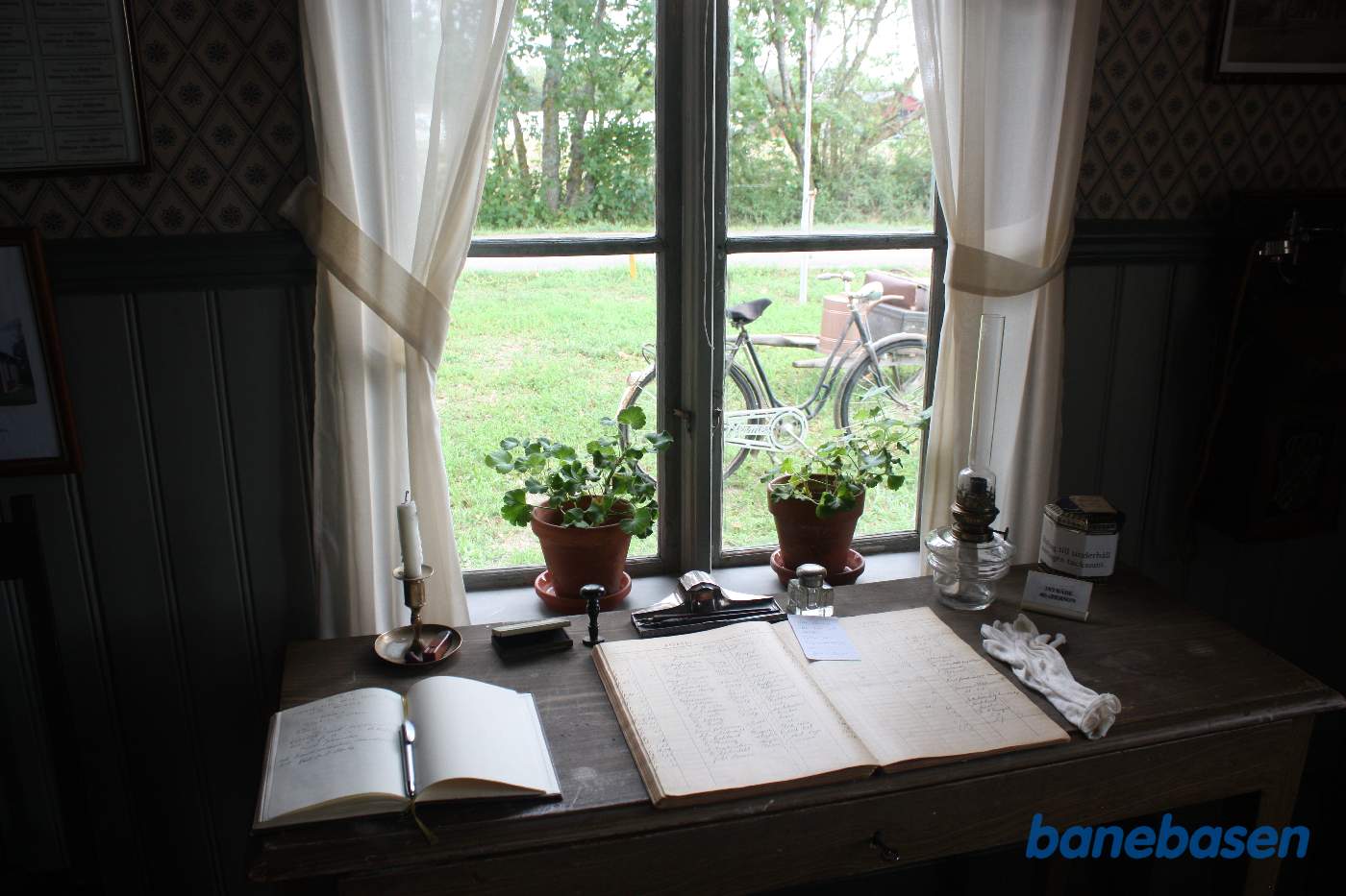 Stationsforstanderen kunne kigge ud på perronen fra sit kontorvindue